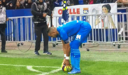 已成惯例，阿根廷足协主席赛前晒与梅西、德保罗合照